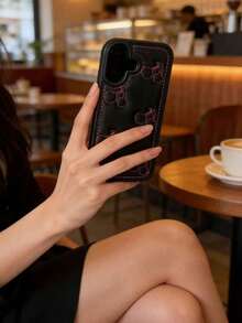 黑色软皮手机壳,适用于 16、17 Pro Max,韩版 Ins 风格花卉刺绣设计,兼容 17 Pro/16 Pro Max/16/16 Pro/16 Plus/15/15 Pro Max/15 Pro/15 Plus/11/12/13/14/14 Pro Max/14 Pro/13 Pro Max,奢华全包保护 - 黑色 - 查看 4