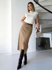 Saia midi feminina de cintura alta com fenda frontal, casual e elegante, na cor cáqui. Versátil e perfeita para o outono. - Camelo - Ver 2
