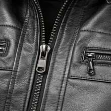 Jaqueta masculina preta de PU, manga longa, comprimento regular, estilo motociclista, com detalhes de botões frontais e bolsos. Tecido sem elasticidade. - Preto - Visão 9