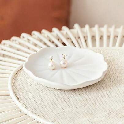 1个莲花造型首饰托盘，耳环戒指手链项链展示架，简约家居厨房首饰收纳架，摄影背景装饰，首饰化妆品展示盘，ins风白色陶瓷花瓣首饰托盘，迷你首饰收纳碟，梳妆台耳环戒指项链收纳盘，卧室发夹耳环收纳碟