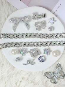 16 chiếc khóa trang trí hình bướm màu bạc trắng đính đá, chất liệu hợp kim + đá + ngọc trai, hoa trang trí giày kiểu hoàng gia sang trọng, phù hợp với guốc. - Bộ dây chuyền hình bướm đính đá màu bạc trắng. - Xem 8