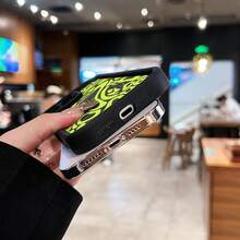 Piloto de carreras levantando el brazo con fondo abstracto. Esta elegante funda para teléfono es compatible con Samsung, Apple, OPPO, , etc. Fabricada en TPU flexible, resistente a golpes y arañazos, ofrece una excelente protección contra caídas y un agarre cómodo. Es un regalo ideal para familiares, amigos y seres queridos, y una opción perfecta para festivales. Fundas para iPhone, San Valentín, , fundas para hombre, celulares y accesorios, funda negra para teléfono. - Negro - Ver 5