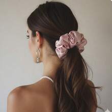 Dona coletero scrunchie para mujer diseñado para sujetar el cabello con comodidad y estilo accesorio versátil ideal para uso diario sin maltratar ni jalar el cabello fabricado con material suave y resistente que mantiene el peinado en su lugar diseño moderno fácil de combinar con distintos looks casuales o formales perfecto para todo tipo de cabello complemento práctico y esencial para el cuidado y arreglo personal femenino - Rosa Pálido - Ver 2
