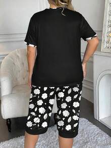 Conjunto de ropa de dormir de moda para mujer de talla grande, diseño de parches con falsos botones, elegante estampado de mariposas y flores, blusa de cuello redondo de manga corta y pantalón capri, conjunto de 2 piezas de ropa de estar en casa - Negro - Ver 2