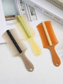 1个头皮去角质刷 - 双面细齿去屑刷，带符合人体工程学的手柄，可深层清洁和按摩。 - 彩色 - 查看 3