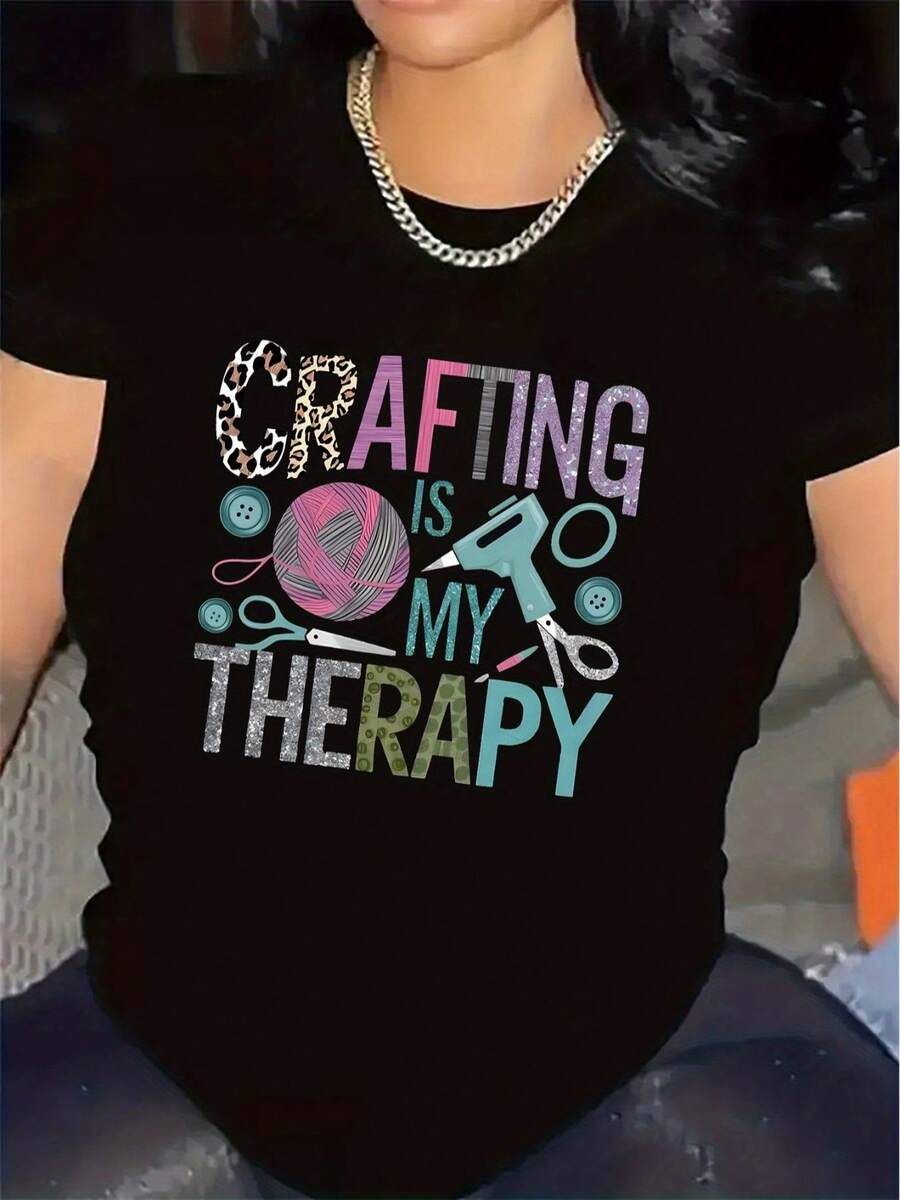 Camiseta de manualidades para mujeres con diseño de bola de hilo y aguja - La manualidad mi ocio Top de costura de ganchillo - Camiseta casual de cuello redondo de poliéster suave con letras verdes para artesanos, idea de regalo para aficionados - Negro - Ver 1