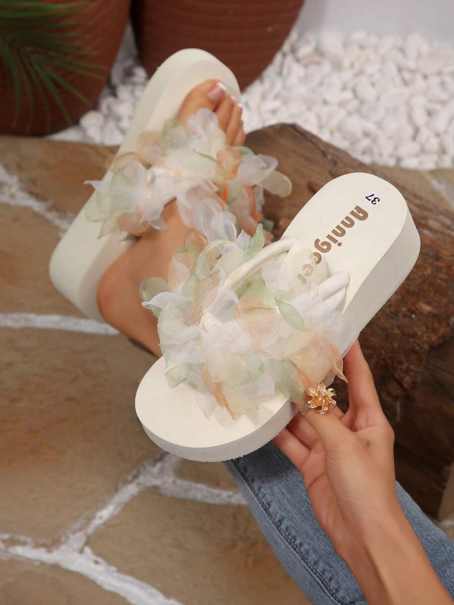 Dép đế xuồng EVA kiểu dáng nữ thần mùa xuân/hè, sandal đế xuồng dày dặn trang trí hoa dành cho nữ. - Màu be - Xem 1