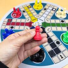 一套6人经典高尔夫棋盘游戏，多人互动飞行象棋游戏套装，是节日派对和家庭聚会的理想之选，有助于增进朋友间的感情，享受竞技的乐趣。 - 彩色 - 查看 3