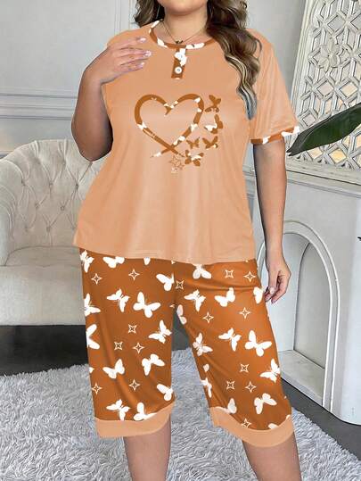 Bộ đồ ngủ nữ cỡ lớn, thiết kế chắp vá, áo tay ngắn cổ tròn in hình trái tim và bướm cùng quần lửng in họa tiết toàn thân, bộ 2 món.