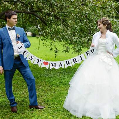 JUST MARRIED Banner, Newlywed Sign, Hanging Floral Wreath Flag, Romantic Bridal Party Wedding Decoration