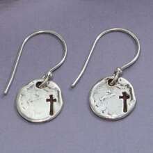 1 Paar vintage minimalistische Ohrringe mit mysteriösem Flair. Der Anhänger hat eine asymmetrische geometrische Kreisform, die an eine "antike Münze" erinnert, mit einem Mini-Kreuz-Symbol in der Mitte. Sie sind das perfekte Geschenk für thematische Partys und Anlässe. - Silber - Übersicht 1