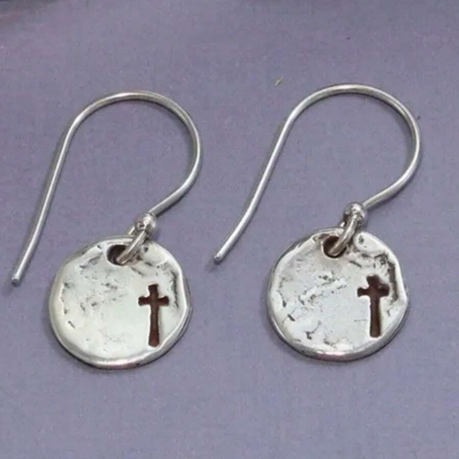 1 Paar vintage minimalistische Ohrringe mit mysteriösem Flair. Der Anhänger hat eine asymmetrische geometrische Kreisform, die an eine "antike Münze" erinnert, mit einem Mini-Kreuz-Symbol in der Mitte. Sie sind das perfekte Geschenk für thematische Partys und Anlässe. - Silber - Übersicht 1