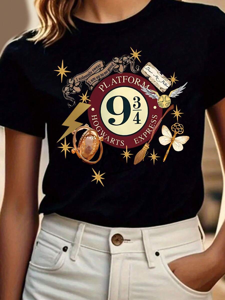 Camiseta gráfica de Harry Potter con insignia de casa y andén 9¾ para mujer: ideal para fiestas informales y temáticas. Confeccionada en tela suave y opaca, ideal para cualquier temporada. Con diseños mágicos de un repartidor y un búho, esta camiseta es la opción perfecta para fans de Harry Potter, fashionistas, ropa informal y eventos temáticos. - Negro - Ver 1