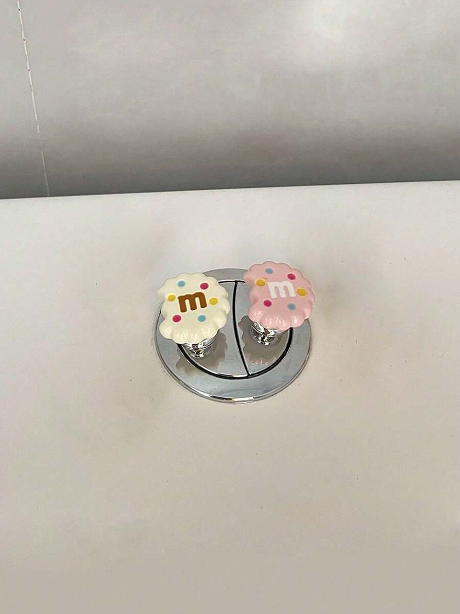 2个装设计精美的马桶冲水按钮，适用于美甲沙龙和浴室，新款水桶按钮美甲专用浴室水箱开关按钮按压器马桶盖神器可爱 - 隨機顏色2pcs - 查看 1