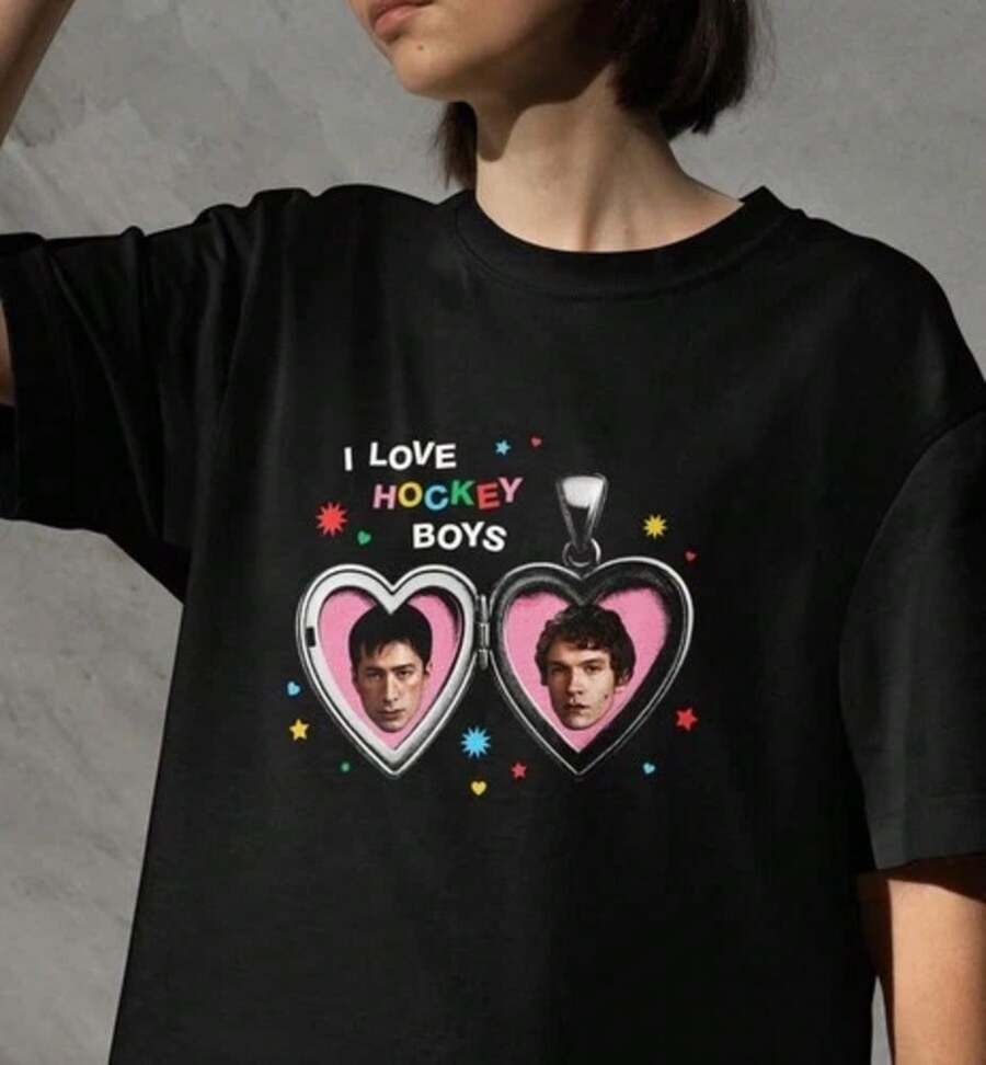 Men's Heated Rivalry Pattern Cotton T-Shirt, Valentines Gifts, Heated Rivalry, Mardi Gras, Heated Rivalry T-Shirt, I Love Hockey Boys, Shane Hollander, Ilya Rozanov Image 1 Of 2 Regular Fit, Breathable Material, Long-Lasting Wear, Exhibition Clothing Perfect Holiday Gift For Men And Women, Streetwear Short Sleeve Round Neck Top Must-Have For Fashion Enthusiasts, Essential Shirt For Fans, Benito Bowl Outfit, Gift For Benito Bowl Fans - 黑色 - 查看 1