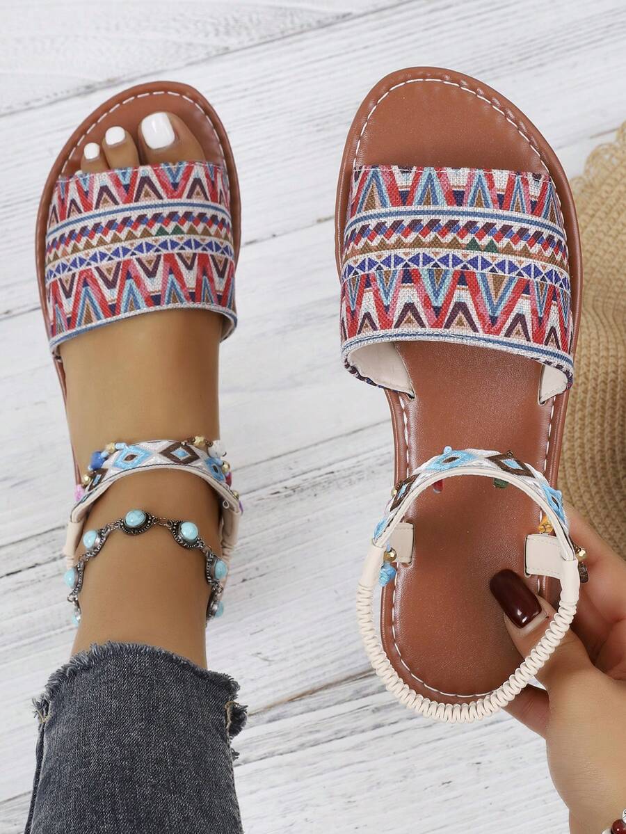 Giày sandal đế bằng kiểu La Mã Bohemian đính đá lấp lánh, thích hợp phối cùng chân váy, phù hợp cho mùa hè.