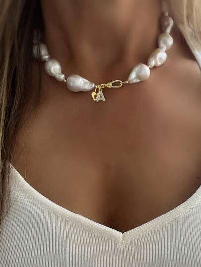 这款女士珍珠项链包含字母吊坠和心形锁形吊坠，设计优雅精致，适合派对、节日佩戴，或作为礼物送给朋友。