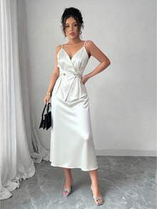 白色优雅浪漫缎面腰部系带蝴蝶结下摆喇叭形吊带背心，搭配金色时尚纽扣，以及松紧腰缎面A字裙，适合约会、聚会和派对等场合。 - 白色 - 查看 8