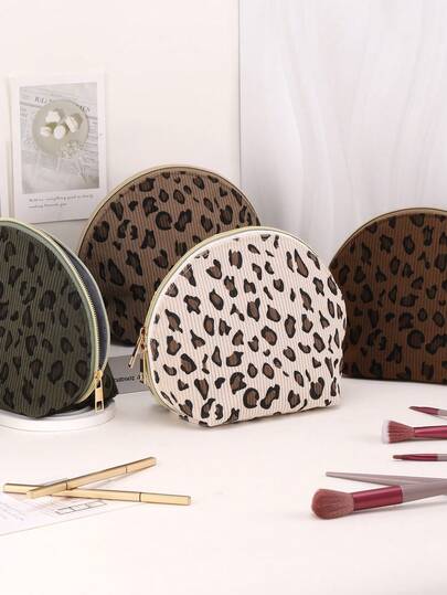 1 st leopardmönstrad snäckskals-necessär tillverkad av manchester, har stor kapacitet, dubbel dragkedja och återanvändbart polyesterfoder. Snygg och unik, den kan rymma små föremål som läppstift, toalettartiklar, mynt och nycklar, och kan även användas som reseorganisatör eller vardagsväska. För närvarande tillgänglig för skolstartssäsongen, den perfekta överraskningspresenten till alla hjärtans dag, Thanksgiving, Tre kungars dag, kinesiskt nyår och födelsedagar.