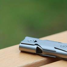 1 szt. gwizdek ratunkowy ze stali nierdzewnej o wysokiej częstotliwości, gwizdek ratunkowy z podwójną rurką o wysokiej głośności, gwizdek ratowniczy, gwizdek sędziowski, niezbędny sprzęt EDC na kemping, wędrówki, treningi na świeżym powietrzu i narzędzia ratownicze, wygodny brelok, nadaje się do akcesoriów kempingowych, sprzętu turystycznego, wspinaczki górskiej, wypraw na łono natury, przygód na świeżym powietrzu, sprzętu do przetrwania w nagłych wypadkach, kempingu, prezentu dla mężczyzn, sprzętu kempingowego - Jeden rozmiar pasuje do wszystkich - Zobacz 6