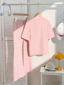 Bộ 2 món cho bé gái gồm áo thun ngắn tay in họa tiết da báo đính nơ và quần ống loe, thích hợp cho mùa xuân/hè. - Hồng - Xem 3