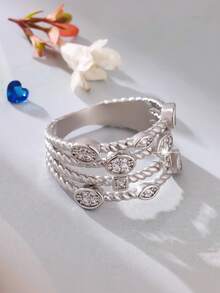 1枚优雅精致的多层镂空设计戒指，镶嵌圆形合成锆石，是生日、情人节、母亲节、订婚、承诺、圣诞节、新年等各种场合的完美礼物。 - 銀色 - 查看 4