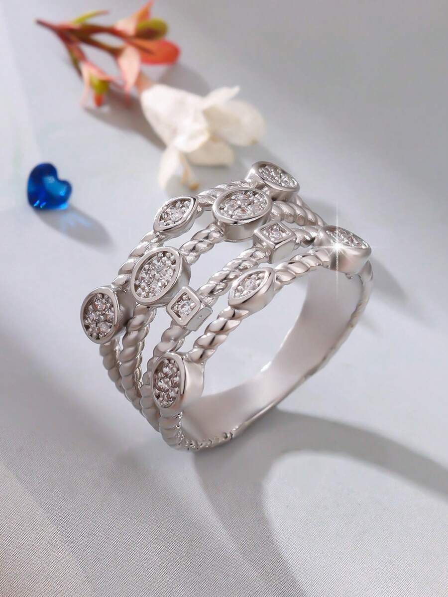 1枚优雅精致的多层镂空设计戒指，镶嵌圆形合成锆石，是生日、情人节、母亲节、订婚、承诺、圣诞节、新年等各种场合的完美礼物。 - 銀色 - 查看 1
