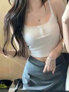 Rikumo Áo Camisole cotton gân trắng viền ren mùa hè 2026 - Thanh lịch, tinh khiết, mềm mại, phong cách đường phố Y2K thường ngày, không tay, cổ tròn, cài nút, dáng ôm, ngắn cho nữ | Phù hợp cho các cô gái trẻ, quý cô dịu dàng, những cô nàng ngọt ngào, những cô gái theo phong cách Y2K và những cô nàng gợi cảm, hoàn hảo cho Ngày Valentine/Ngày Quốc tế Phụ nữ/Ngày của Mẹ/Mặc hàng ngày/Đi biển/Tiệc tùng/Trở lại trường học/Mùa cưới/Lễ hội âm nhạc, v.v. - trắng - Xem 3