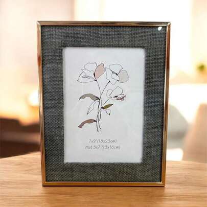 Portaretrato, su materia es metal--medida 5x7-- se puede poner en mueble y se puede colgar-- en todo el contorno trae tela-- perfecto para decorar