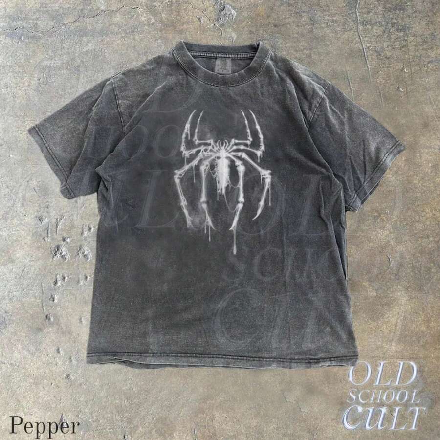 Camiseta Gráfica de Araña Vintage, Cubierta de Bomba Colores Cómodos ® Camiseta de araña, camiseta de entrenamiento retro, araña oversize, camiseta de héroe retro, top de arte oscuro - Blanco y negro(no personalizable) - Ver 1