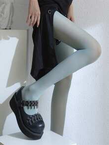 Te lekkie, prześwitujące, fioletowe rajstopy nadają się na wiosnę, jesień i lato. Rozmiar jest standardowy i pasuje na kobiety o wadze poniżej 68 kg. Elastyczne, obcisłe rajstopy z wysokim stanem można nosić z obcisłymi spodniami. Idealne na imprezy, tańce, święta i do noszenia na co dzień. - Wrzosowy - Zobacz 18