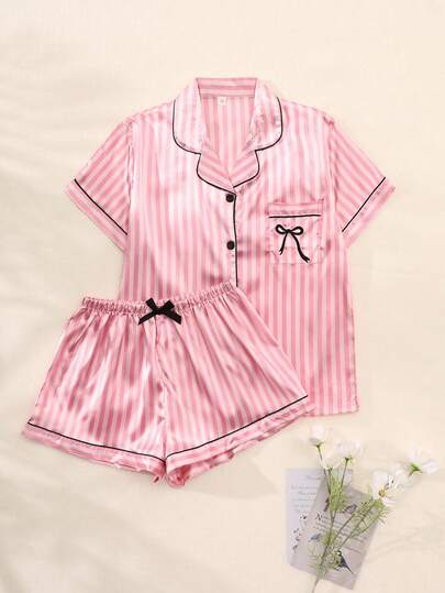 这款两件套女士睡衣套装采用缎面面料，饰有蝴蝶结刺绣和条纹印花，包括一件短袖纽扣衬衫和短裤，是夏季休闲居家服的完美之选。