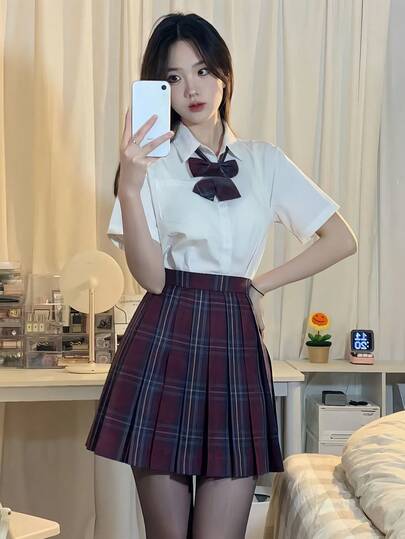 一套宽松百搭的学院风JK制服套装，包括白色短袖上衣、领带和百褶裙，适合学校、校园、浪漫约会等场合。