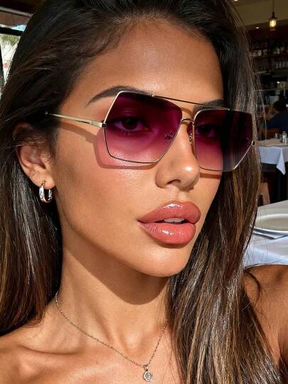 一副金属多边形休闲时尚眼镜，金色镜腿，适合户外旅行