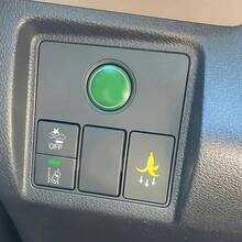 2 miếng dán nút xe hình vỏ chuối vàng! Chỉ dẫn vị trí thùng rác, ngăn hành khách xả rác bừa bãi, thiết kế ngộ nghĩnh, dễ thương tạo thêm nét độc đáo cho nội thất xe. - 2 miếng dán hình quả chuối - Xem 1