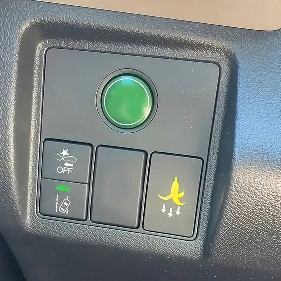 2 miếng dán nút xe hình vỏ chuối vàng! Chỉ dẫn vị trí thùng rác, ngăn hành khách xả rác bừa bãi, thiết kế ngộ nghĩnh, dễ thương tạo thêm nét độc đáo cho nội thất xe. - 2 miếng dán hình quả chuối - Xem 1