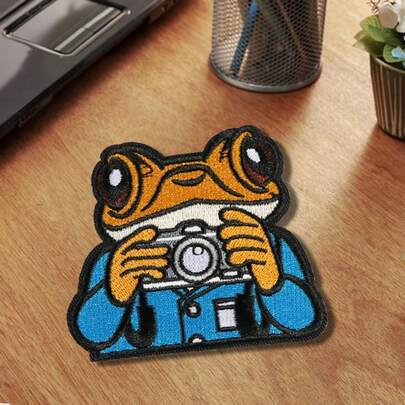 1pc Interesting Frog Embroidery Patch, Iron-On Animal Embroidered Cloth Patch, Animal Clothing Applique, Suitable For Sewing Enthusiasts To DIY Decorate T-Shirts, Hats, Backpacks, Jackets, Coats, Pants