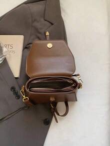 这款全新时尚经典手提包采用金属搭扣设计、可调节肩带、纯色PU材质和翻盖式封口。内部空间可容纳钥匙、口红、化妆品等日常必需品。适合购物、外出、约会、商务旅行、旅游、聚会和日常通勤等场合。 - 棕色 - 查看 4