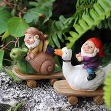 Conjunto de 1 Estátua de Fada em Resina Prateada com Miniaturas de Tartaruga, Pato e Caracol - Perfeita para Jardins de Fadas, Decoração Externa e Presentes de Ação de Graças, Estátuas Divertidas de Gnomos de Jardim, Decoração de Mesa para Pátio, Presentes com Estatuetas de Animais, Adequada para Decoração de Jardim de Fadas, Decoração de Natal e Dia dos Namorados - Scooter Anão - Ver 7