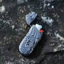 1 pieza Funda de encendedor con diseño de dragón de moda, diseño occidental moderno, artesanía de alta calidad, apariencia única, carcasa protectora resistente a los arañazos, caja de encendedor Merlion, funda de encendedor, adecuada para encendedor BIC J5 de tamaño completo - Caja de encendedor de metal a prueba de explosiones de moda y duradera, cierre a presión, compacta y ligera, diseño antideslizante, a prueba de explosiones, a prueba de viento, simple, retro y duradera, mejora tus accesorios diarios - Multicolor - View 5