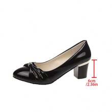 These Women's High Heels Feature Glossy White Leather With A Natural Sheen, Delicate Rhinestone Embellishments On The Toe, And A Chunky Heel That Provides Both Height And Stability. The Pointed Toe Flatters The Foot's Shape. Suitable For Commuting, Casual Dates, And Other Occasions, These Shoes Are Versatile, Comfortable, And Practical. - 黑色 - 查看 5