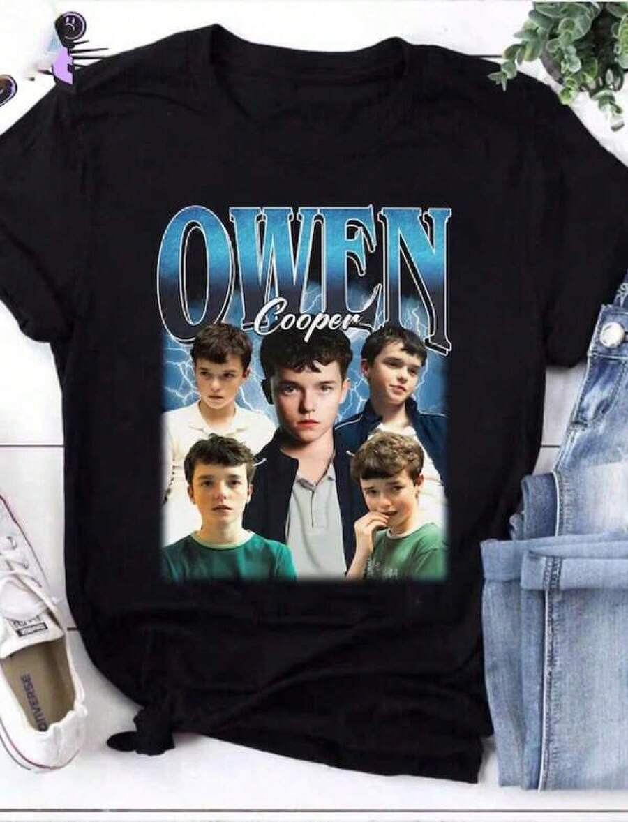 Camiseta Unisex Owen Cooper de Gran Valor en Oferta, es suave y cómoda, adecuada para un estilo casual y una experiencia de uso confortable, apta para todas las estaciones - lavable a máquina, el mejor regalo para amigos. - Negro - Ver 1