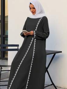 优雅经典黑色女士长袍 – 长袖端庄连衣裙，袖口和侧边饰有刺绣花边，面料顺滑飘逸，宽松A字版型，适合日常办公休闲穿着，尺码齐全，春季新款。 - 黑色 - 查看 4