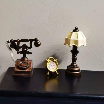 Set de 3 piezas Lámpara de mesa vintage, Reloj despertador, Modelo de teléfono a escala 1:12, Adecuado para dormitorio, estudio y decoración de casa de muñecas, Opción perfecta para entusiastas de la decoración