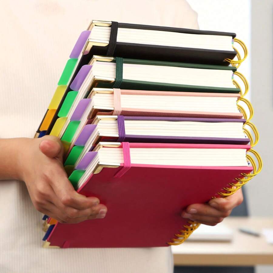 1 cuốn sổ tay lò xo A5 - Sổ bìa cứng 300 trang, giấy dày 100GSM, kiểu dáng cổ điển, bìa giả da, thích hợp cho công việc, học tập và lập kế hoạch, sổ tay và nhật ký có vách ngăn và tab có thể tháo rời, chất liệu giấy chất lượng, bìa trơn, quà tặng năm mới.