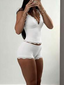 Conjunto de 2 piezas de top de camisola con escote en V de encaje y shorts de encaje suave para mujer en verano - Blanco - Ver 10