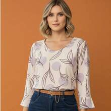 Blusa plus size com decote em V, mangas três quartos, barra assimétrica e estampa de folhas. Tecido com elasticidade média. Modelagem regular. - COLOR2 - Visão 4