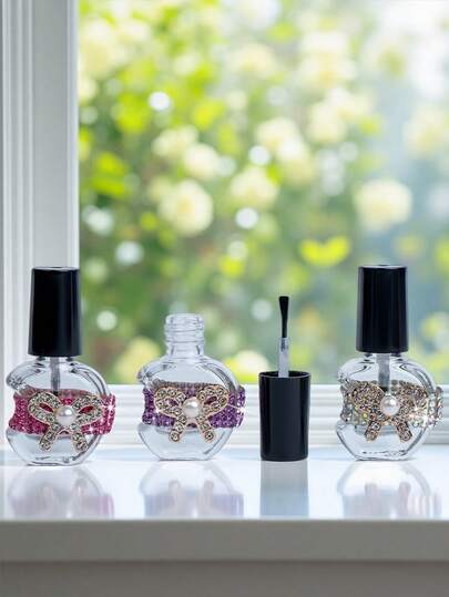 1个5毫升苹果形透明玻璃指甲油空瓶 - 0.18盎司可重复灌装的带刷头瓶盖化妆品容器，饰有闪亮钻石和蝴蝶结，便携式旅行装粉底液、旅行瓶、遮瑕膏、指甲油分装瓶，美观的梳妆台收纳盒，送给女性的完美礼物，非常适合美甲沙龙、派对、学校、圣诞节、情人节、家居装饰和日常美容使用。