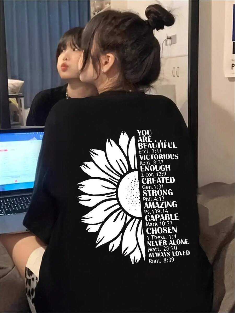 ¡Camiseta única Y2K con diseño de girasol inspirador! Perfecta para mostrar tu belleza interior, con mensajes positivos y un estampado vibrante que resalta la fuerza y capacidad de cada persona. ¡Sé especial y destaca con estilo! Ideal para cualquier ocasión. - Negro - Ver 1