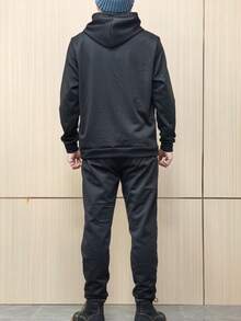 男士春夏轻薄个性字母印花连帽衫和长裤套装，时尚休闲男装，带口袋，抽绳腰带修身长裤，适合作为送给丈夫或男友的礼物 - 黑色 - 查看 2